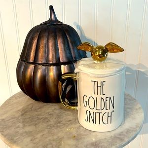 Rae Dunn Harry Potter THE GOLDEN SNITCH coffee mug with topper- brand new